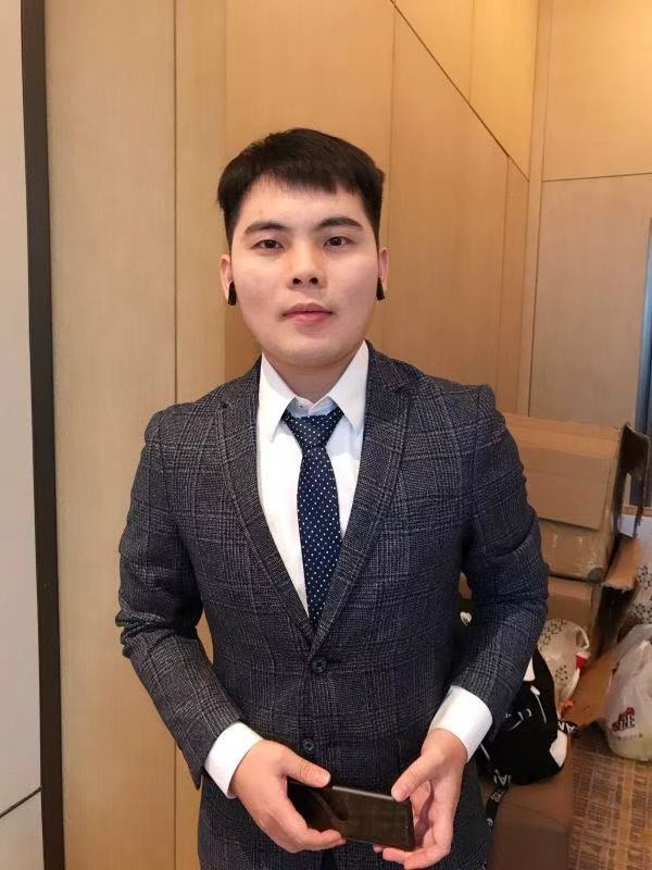 七声个人正装照